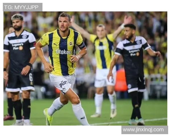 现役足坛老将星光熠熠坚守赛场再现传奇风采