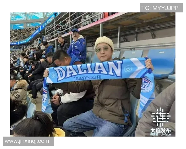 足球场小男孩神奇换球星瞬间球迷惊呼视频感动全场