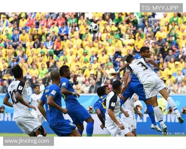 足球巨星赛场上热情鼓掌瞬间展现无尽力量与团队精神